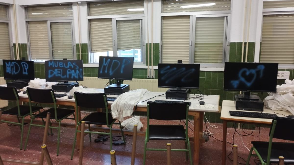GALERÍA | Pintadas y vandalismo en el colegio de Muelas del Pan