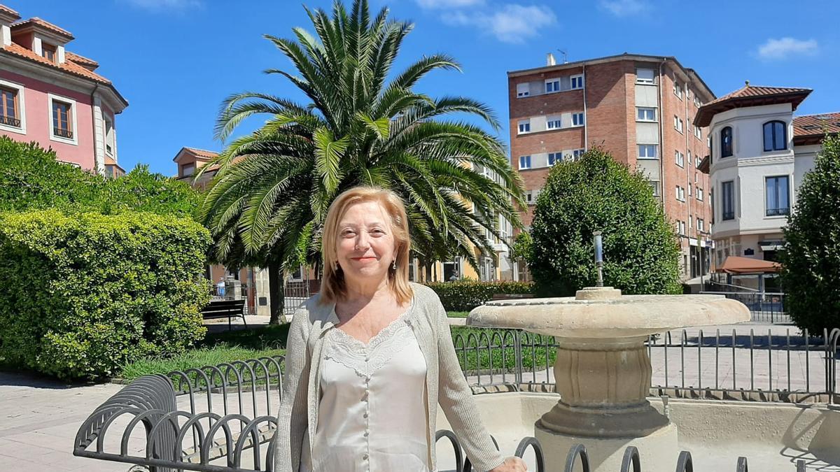 Amparo Antuña, en los jardines del Ayuntamiento de Noreña