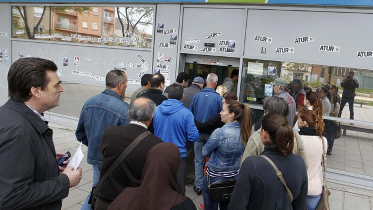 Un grupo de personas entra en una oficia de Treball en Badalona, el pasado abril.