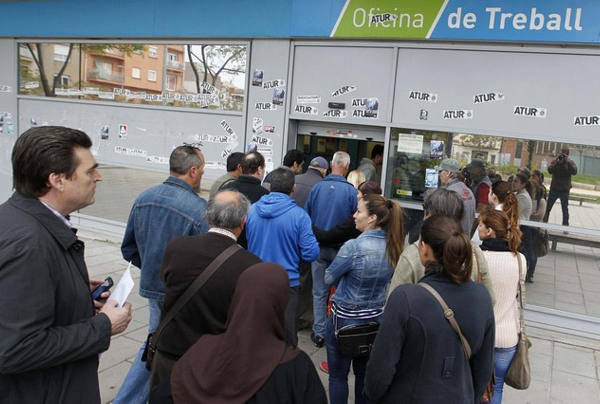 Un grup de persones entren en una oficia de Treball a Badalona, l’abril passat.