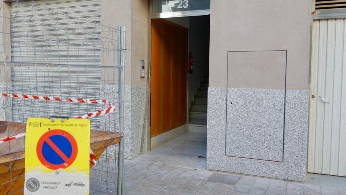 Puerta del edificio que ha sido ocupado en Quart de Poblet.