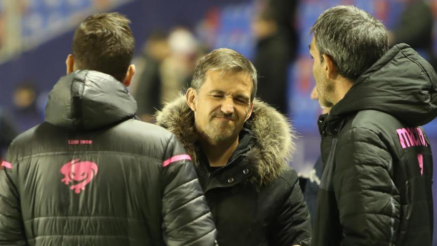 El director deportivo del club, Tito, le tuerce el gesto a Muñiz antes del partido del jueves en el Ciutat.