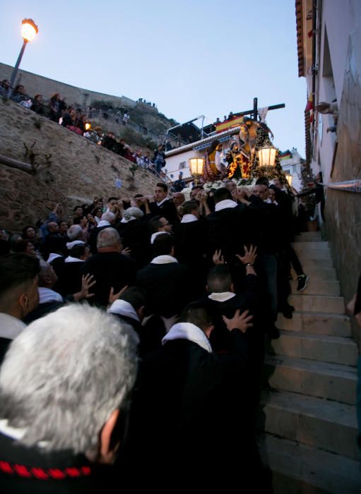 Miles de personas sienten la Semana Santa de cerca en el espectacular descenso por el Casco Antiguo