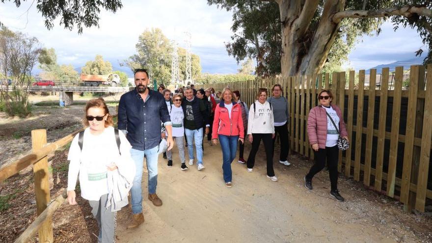 Vecinos pasean por la senda fluvial del río Guadaiza