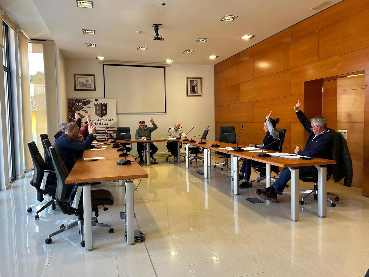 Una de las votaciones durante el Pleno del Ayuntamiento de Salas.