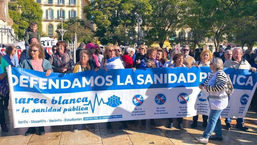 Unas 250 personas se concentran en Málaga en defensa de la sanidad pública