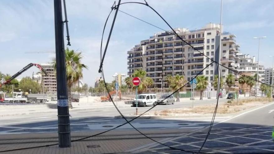 Cortado el TRAM entre Alicante, El Campello y Benidorm al arrastrar un camión la catenaria