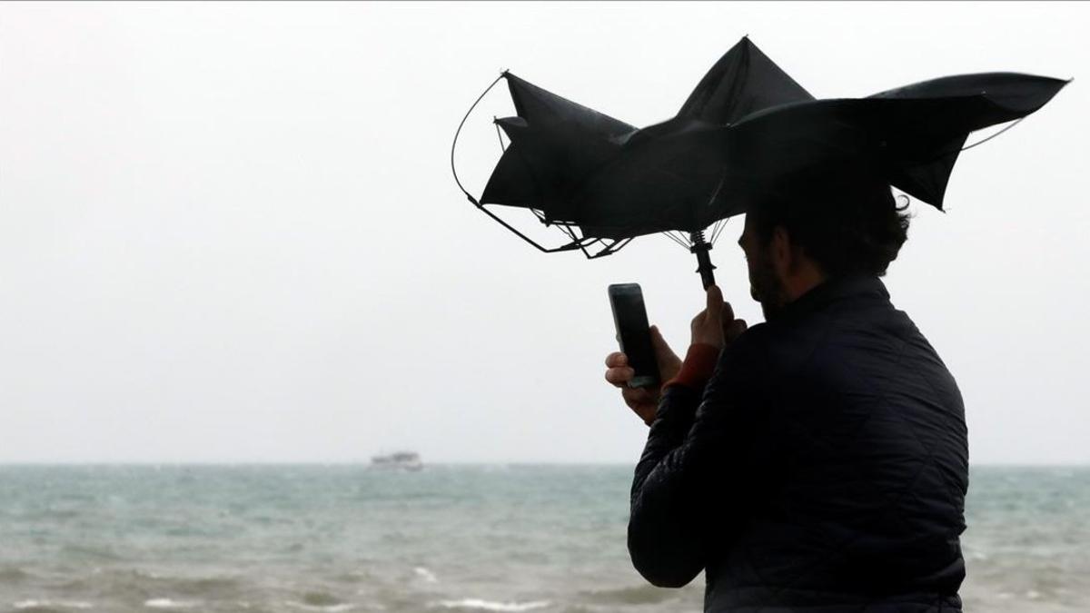 Una persona hace una fotografia en la Playa de la Malvarrosa