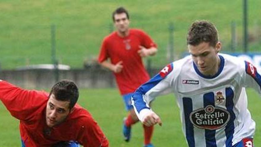 Hugo García se deshace de un jugador del Verín.