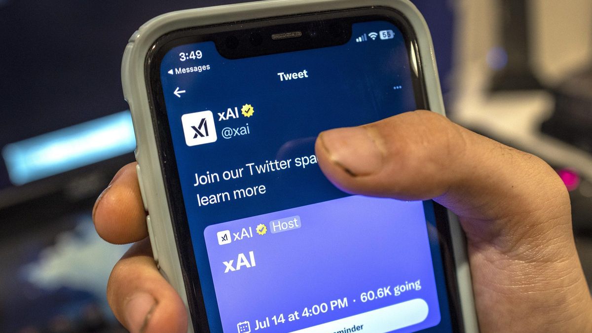 Una persona consulta una aplicación de IA