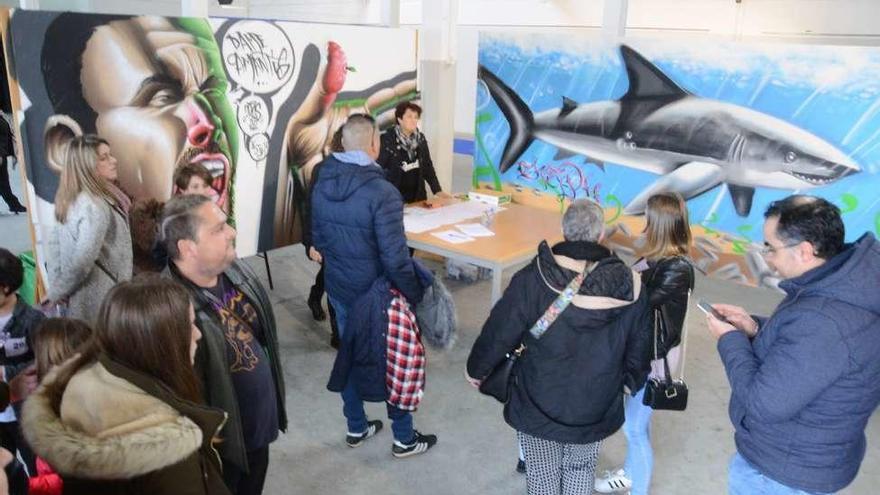 Padres esperando a sus niños en el casting de Fecimo en Moaña. // G.N.