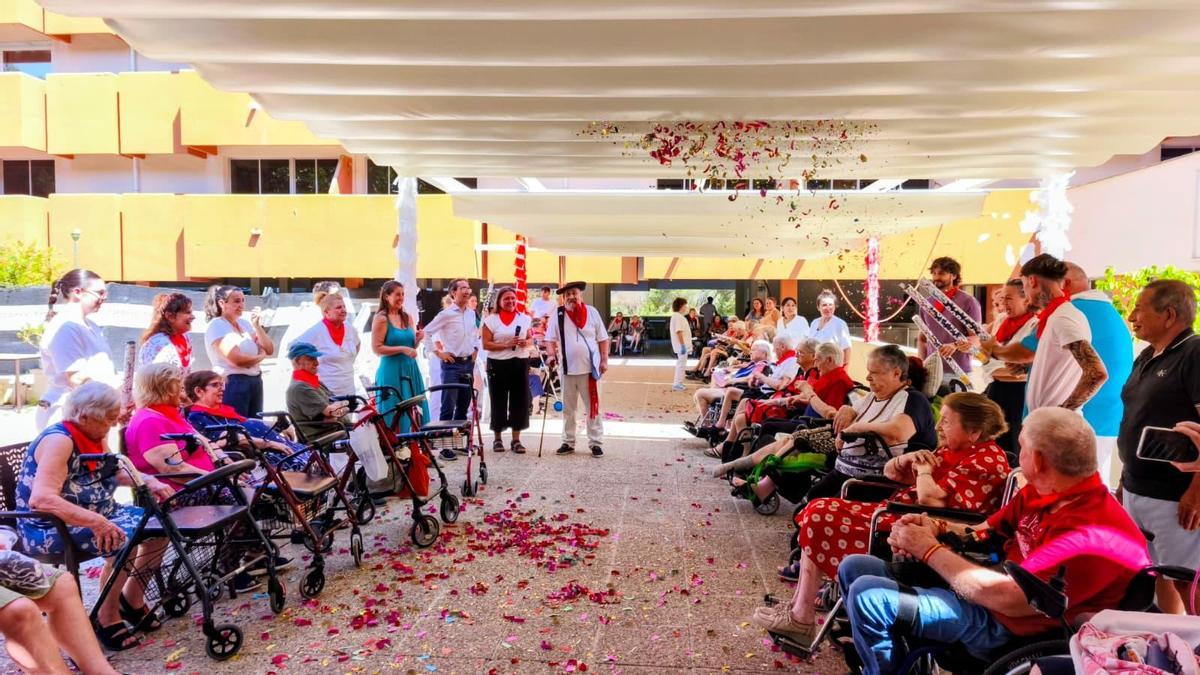 FOTOS |  Residentes de La Bonanova celebran San Fermín en compañía
