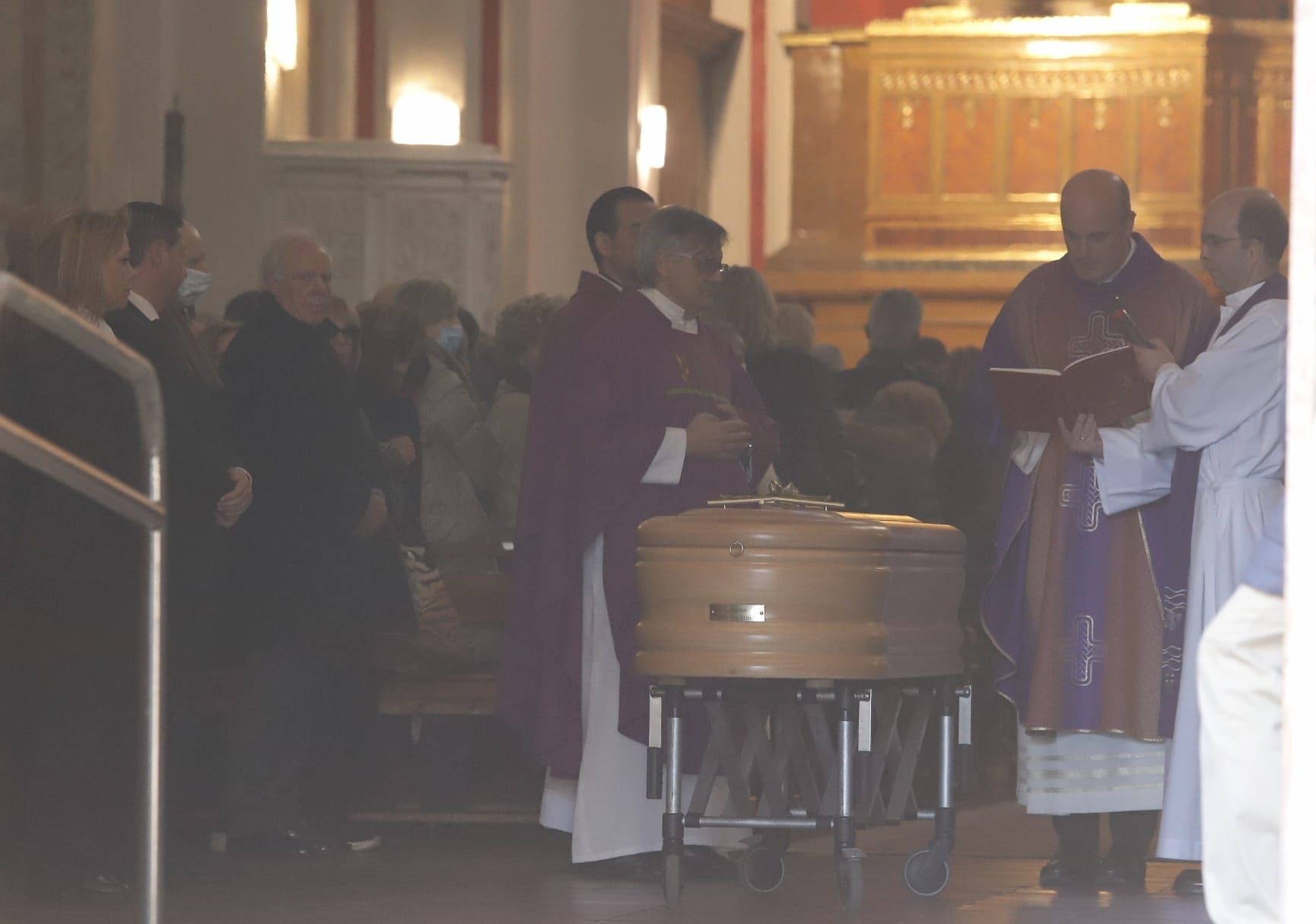 Multitudinario último adiós a César Alierta en Zaragoza