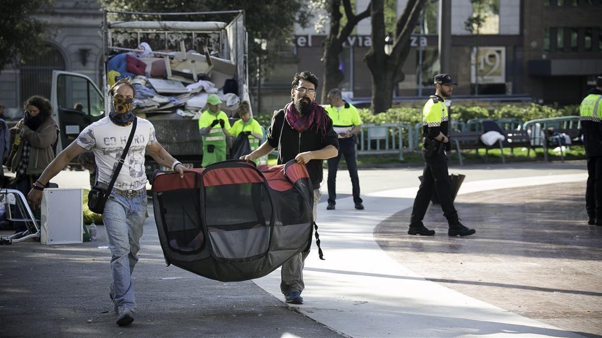 Desalojados los campamentos de la Plaça de Catalunya