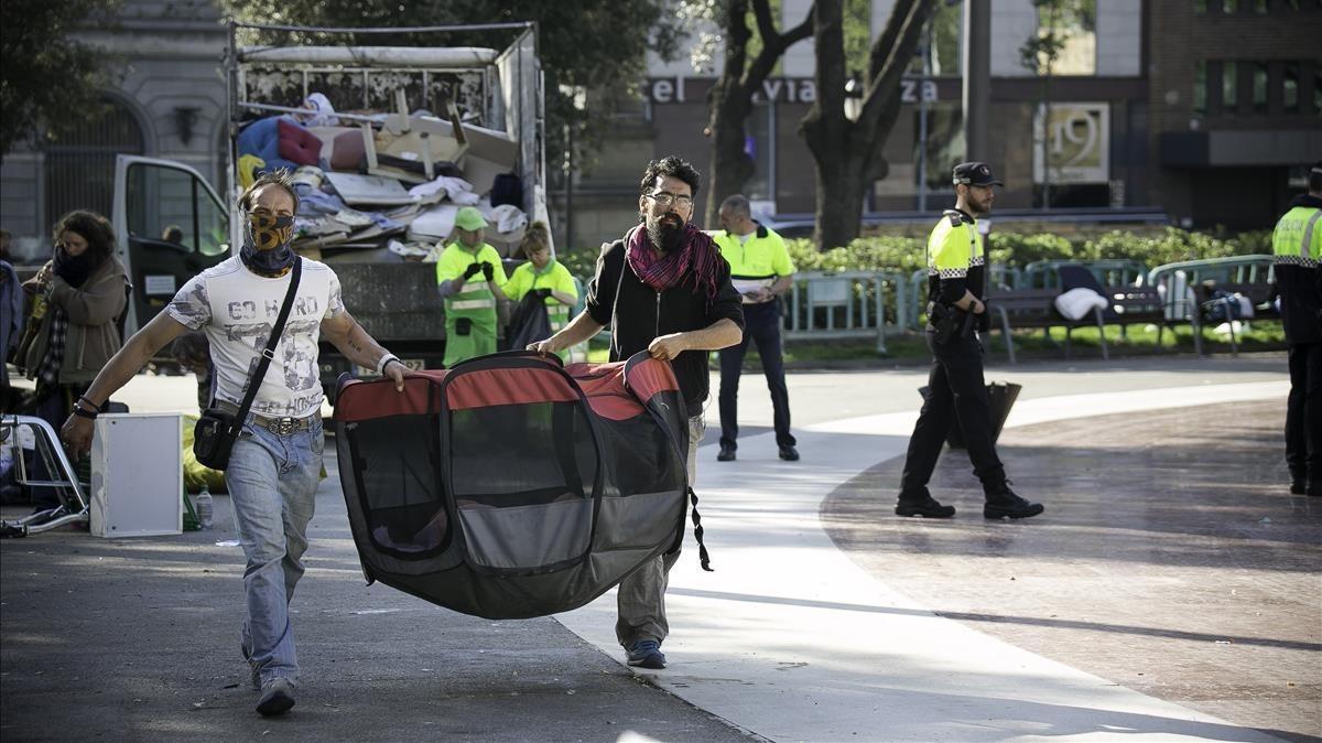 zentauroepp42981112 barcelona  18 04 2018  desalojados los campamentos de la pla180418131103