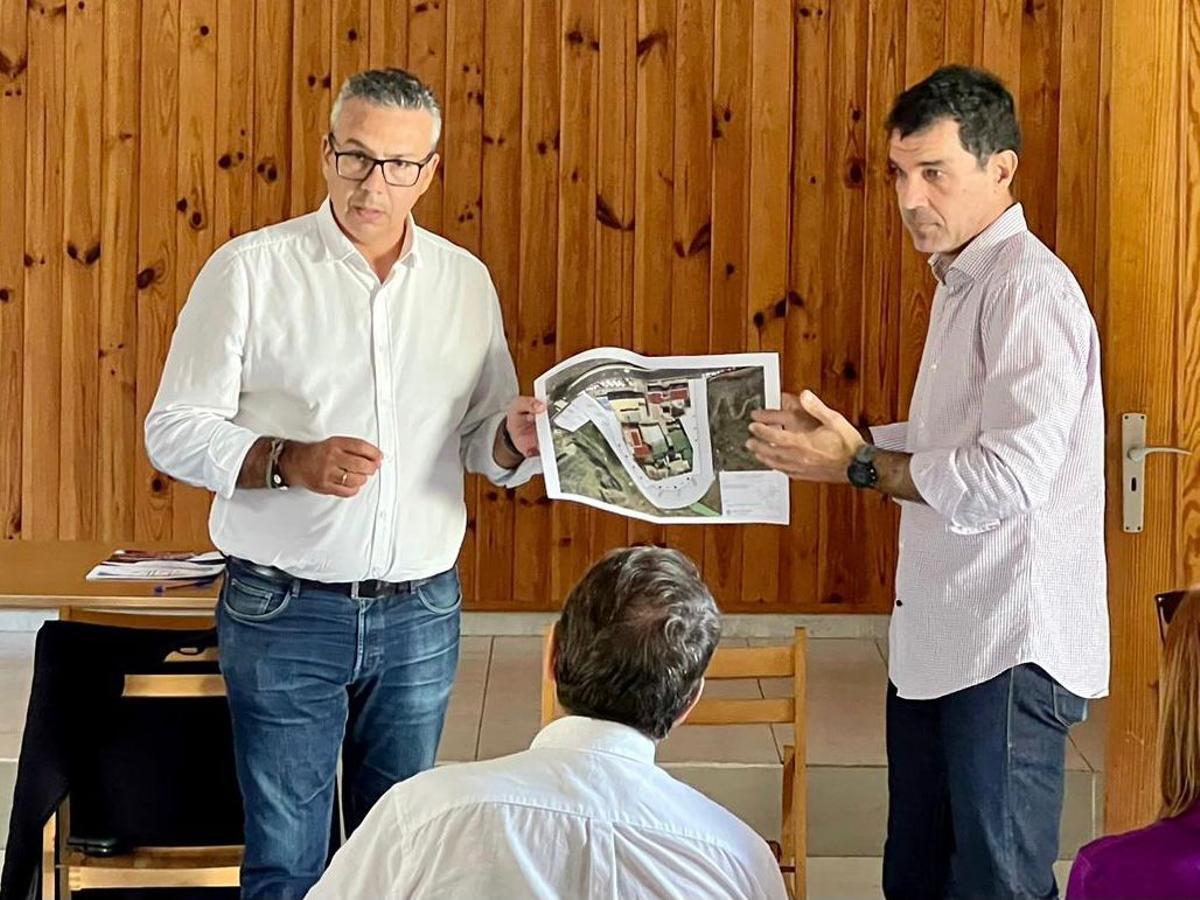 Dámaso Arteaga, a la izquierda, durante la reunión con vecinos de la Playa del Roque.