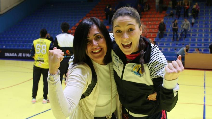 Pepa Moreno, junto a Sole López, tras clasificarse el sábado para la final de la EHF European Cup.