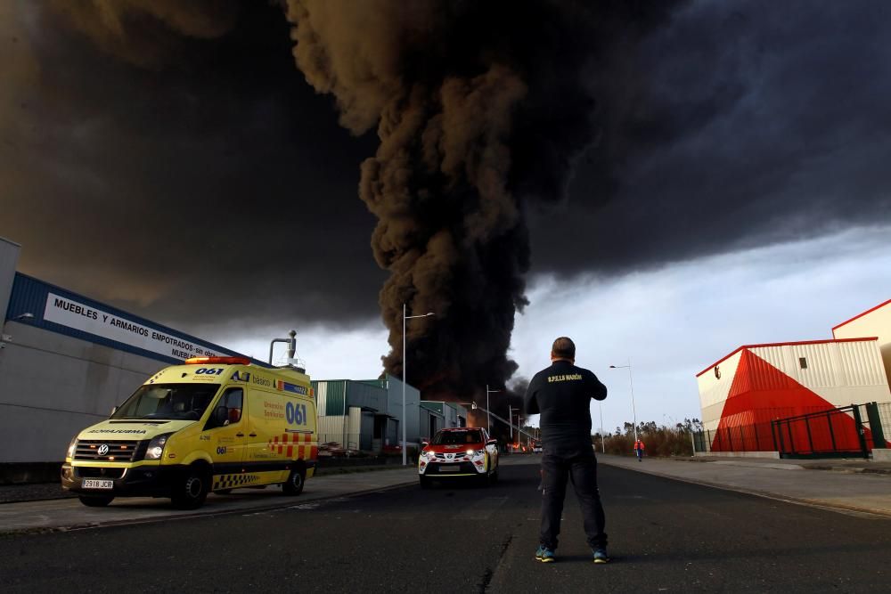 Incendio en una nave industrial de Narón.