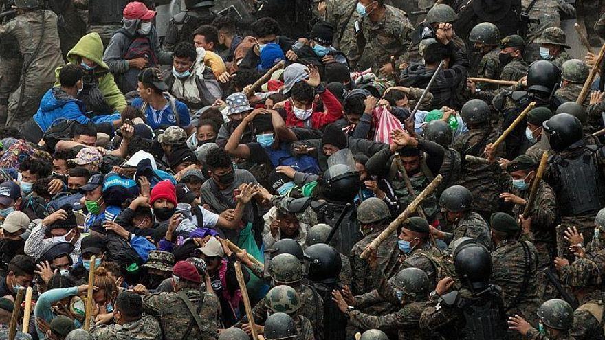 Guatemala disuelve con el uso de la fuerza la caravana migrante hondureña
