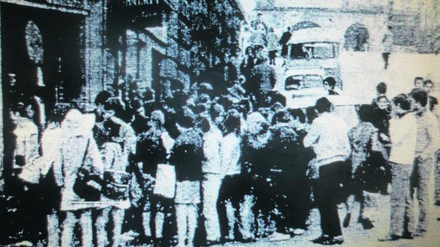 Un grupito de estudiantes en la esquina de la heladería Capri al principio de Carral.