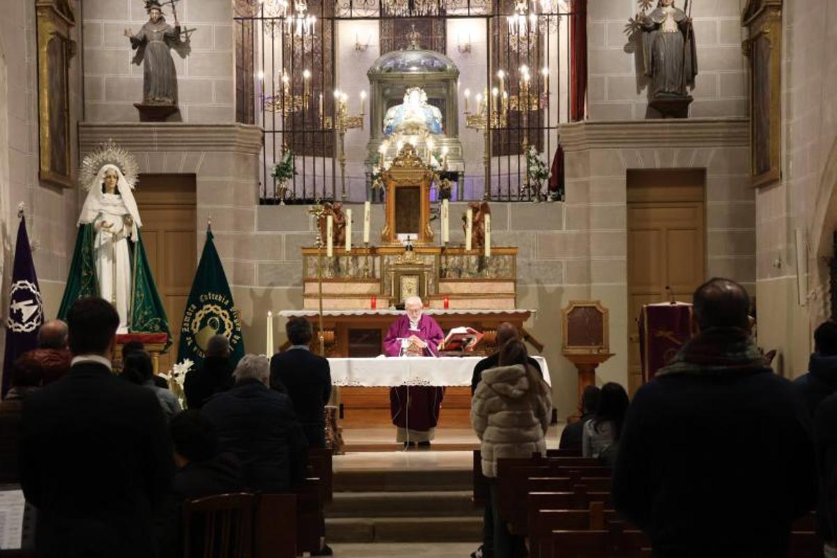 Una celebración en honor de la Virgen de la Esperanza en la iglesia conventual del Tránsito.
