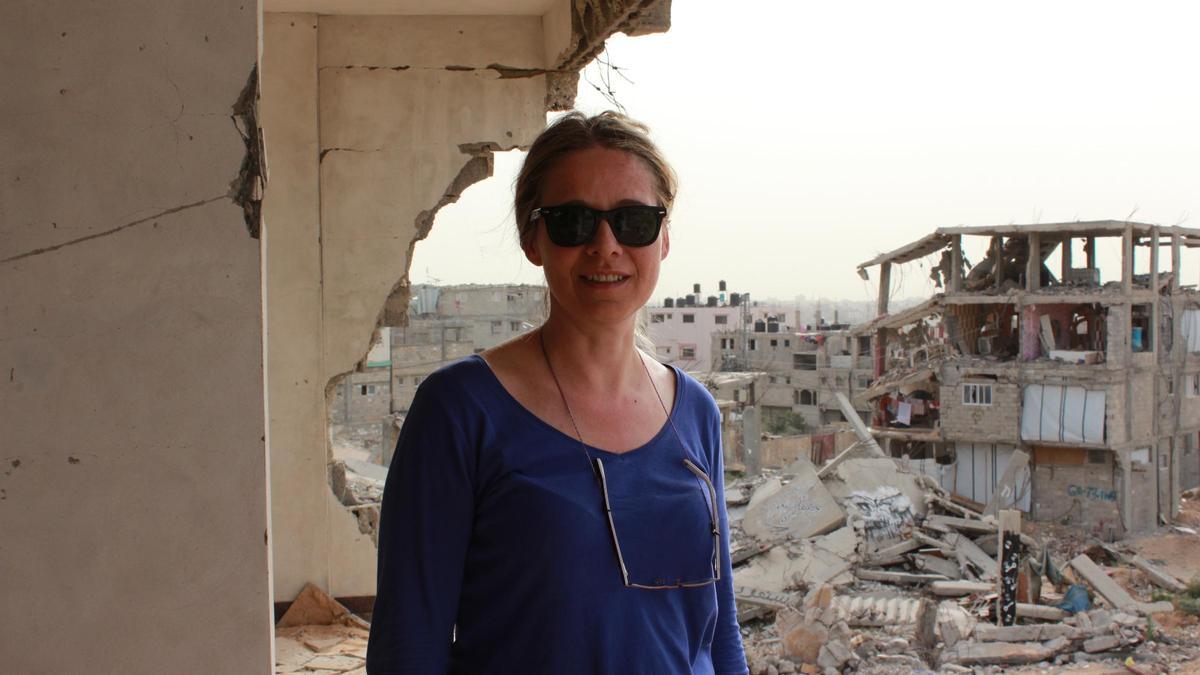 Raquel Martí, en una visita a uno de los edificios destruidos por el conflicto que afecta a los refugiados palestinos.