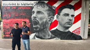 Míchel y Stuani ante el mural encargado por el Jovent Gironí al artista Miguel Martínez en las calles de Girona.