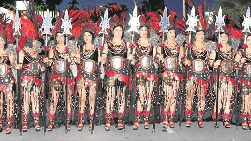 Peñíscola deslumbra con el primer desfile de los moros y cristianos