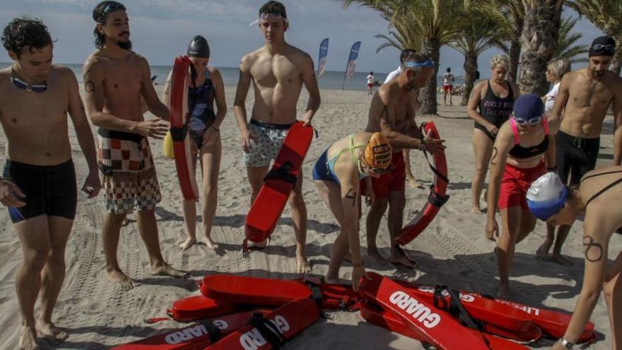 Los aspirantes a socorrista, ayer en la playa de Levante de Santa Pola durante uno de los ejercicios a nado con tubos de rescate.