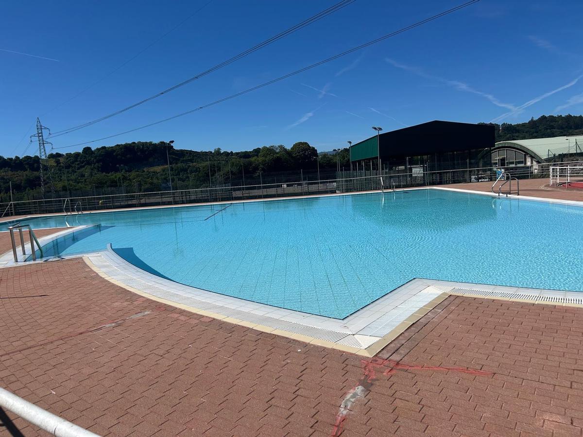 EN IMÁGENES: Preparativos para la apertura de las piscinas exteriores de Siero