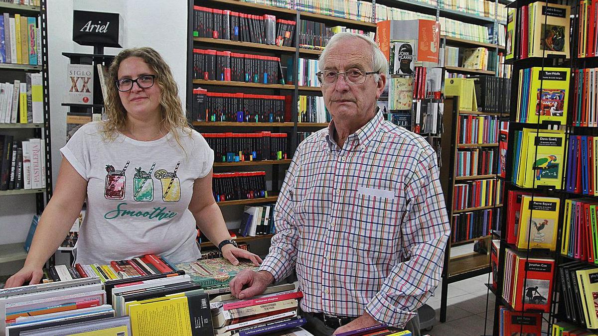 Leticia y Manolo equilibran la balanza para recomendar a los que buscan lecturas en Tanco.   | // IÑAKI OSOSRIO