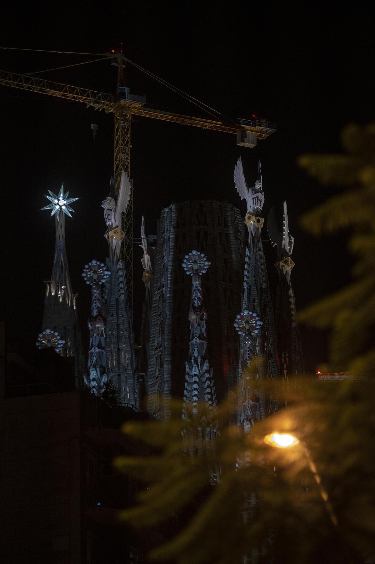 Las cuatro torres de los Evangelistas de la basílica de la Sagrada Familia se iluminan por primera vez