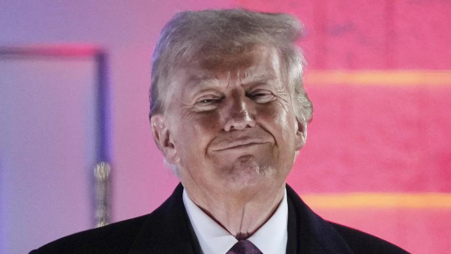 Donald Trump sonríe durante un espectáculo de fuegos artificiales en su club de golf de Virginia, este sábado.