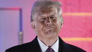 Donald Trump sonríe durante un espectáculo de fuegos artificiales en su club de golf de Virginia, este sábado.