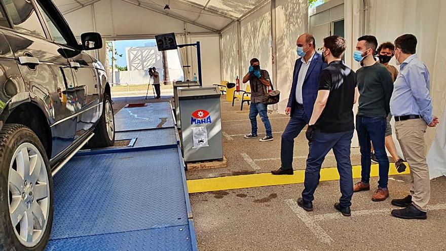 Vicent Marí y Torres, en la estación de la ITV móvil.  | D. I.