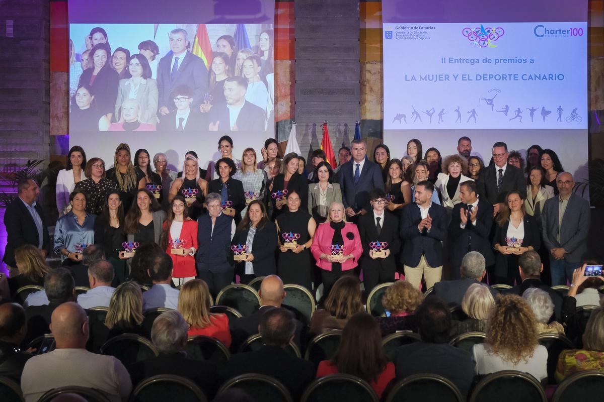 Foto de familia de todos los premiados en la Gala de la Mujer y el Deporte