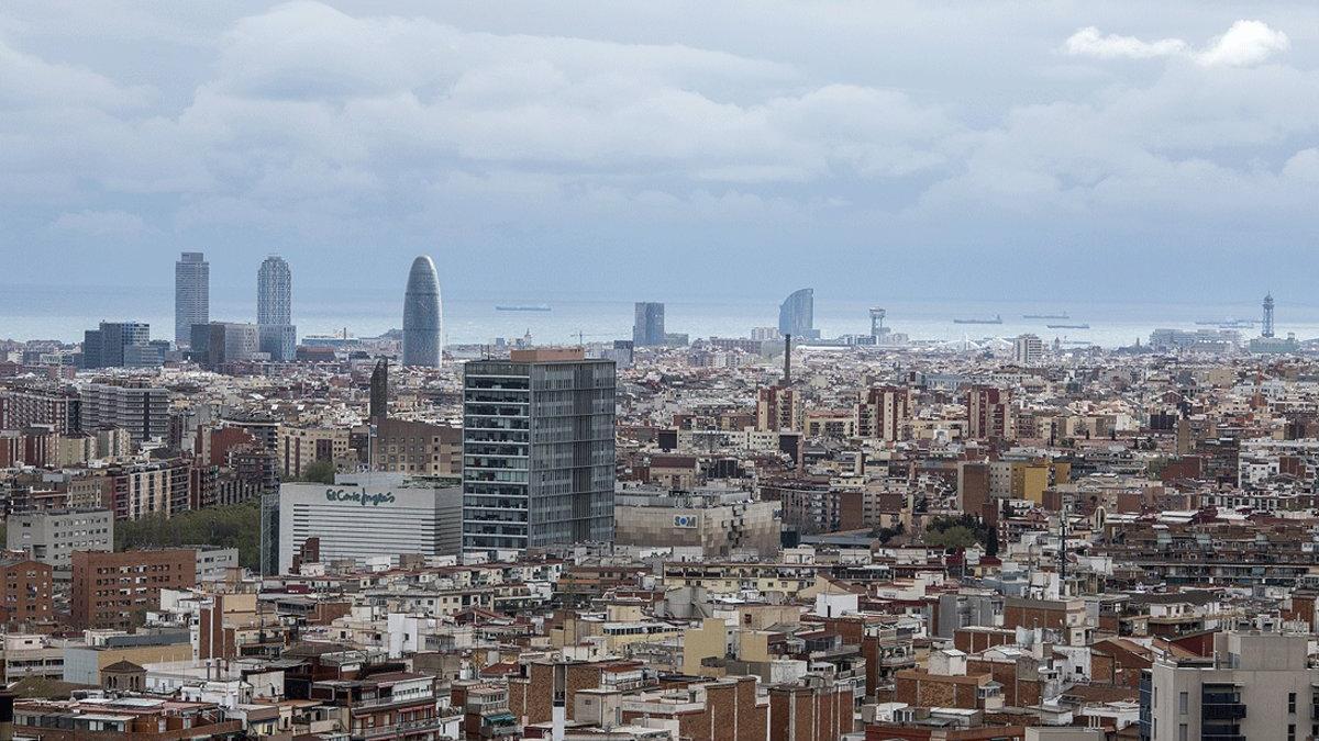 Vista general de Barcelona desde el mirador de Torre Baró, con apenas contaminación por la crisis del coronavirus, el pasado 26 de marzo