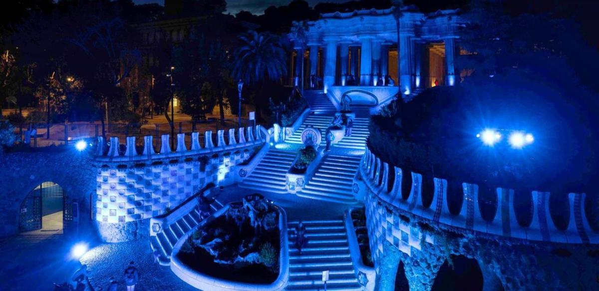 El parc Güell s’il·lumina de blau durant tres dies