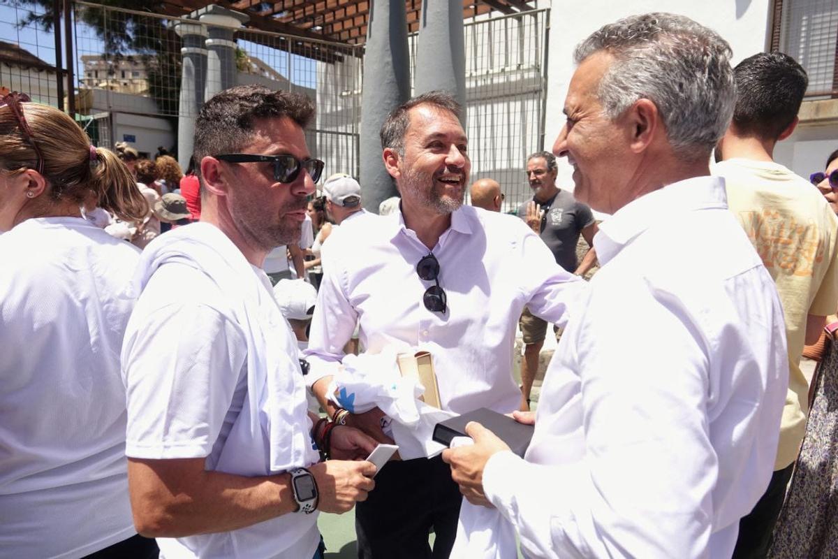 El actual director, Tanausú Cabrera, habla con el inspector general Felipe Cordero en presencia del alcalde de Santa Cruz.