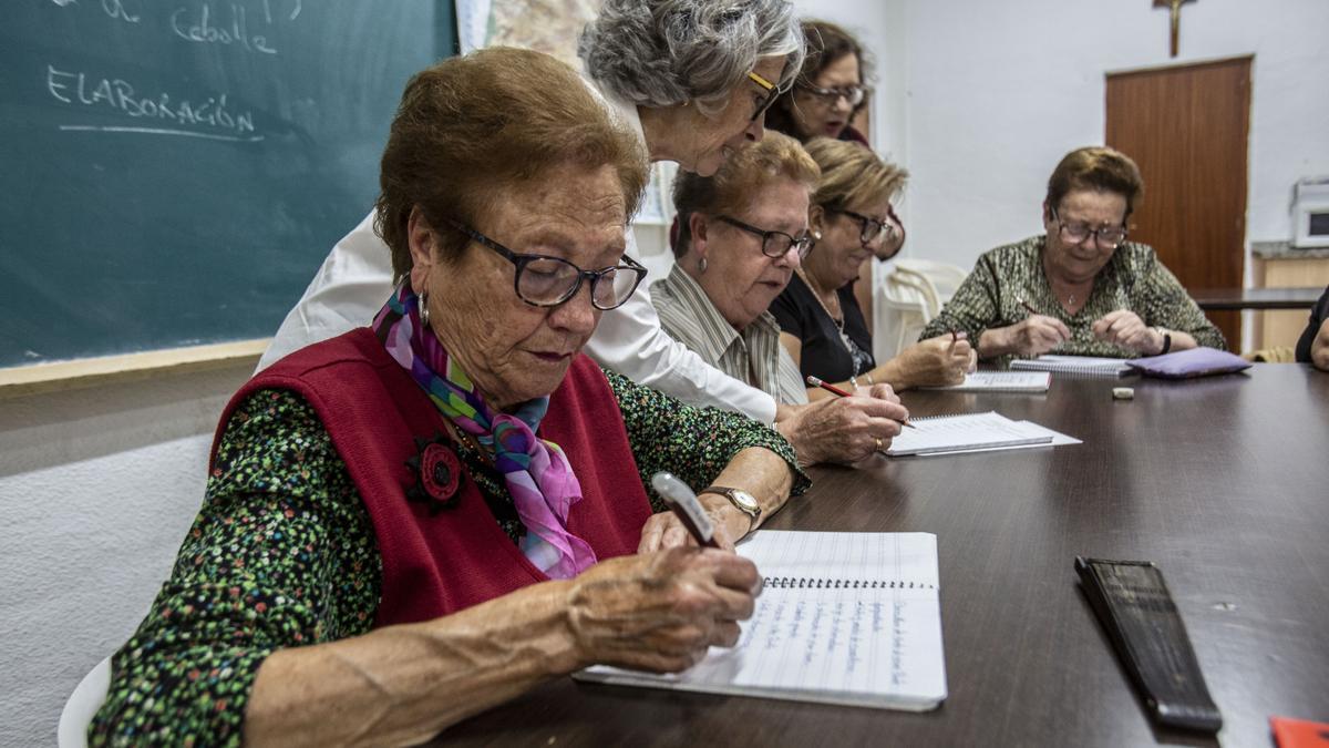 En el taller les enseñan a leer y escribir y asignaturas como historia o música.