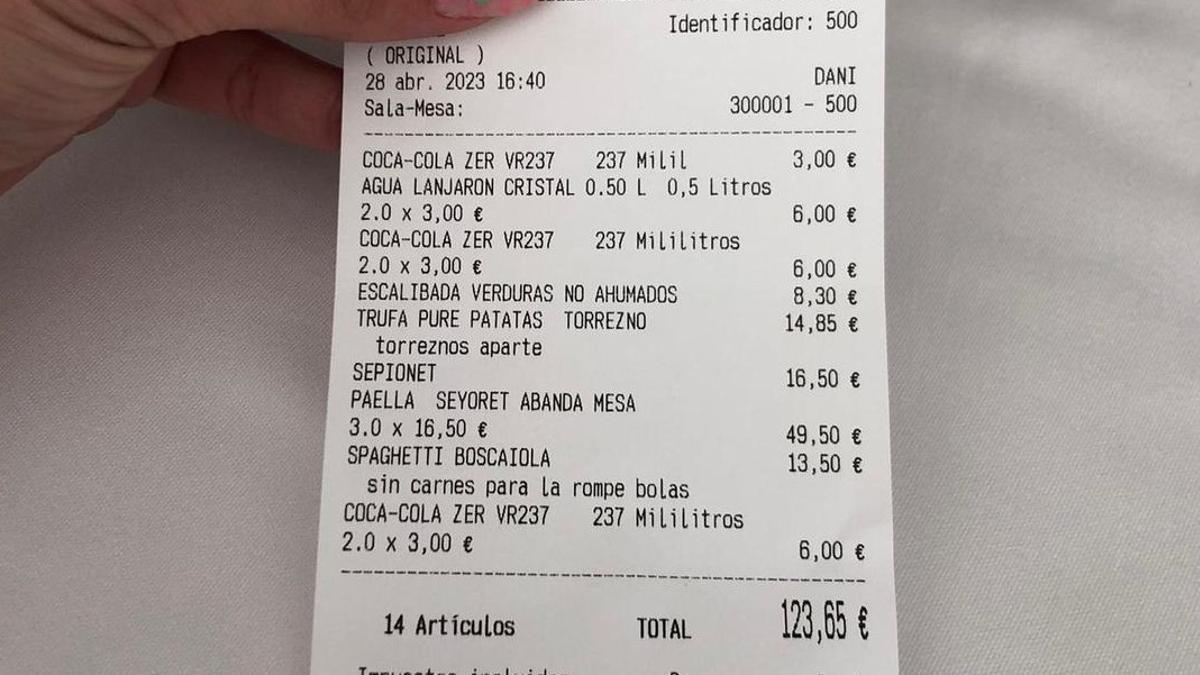 El indignante mensaje en el ticket de un restaurante que se le coló a un camarero