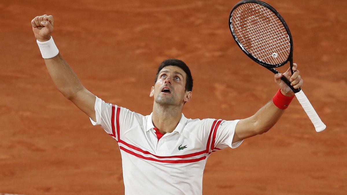 Djokovic celebra el triunfo del viernes ante Nadal en Roland Garros.