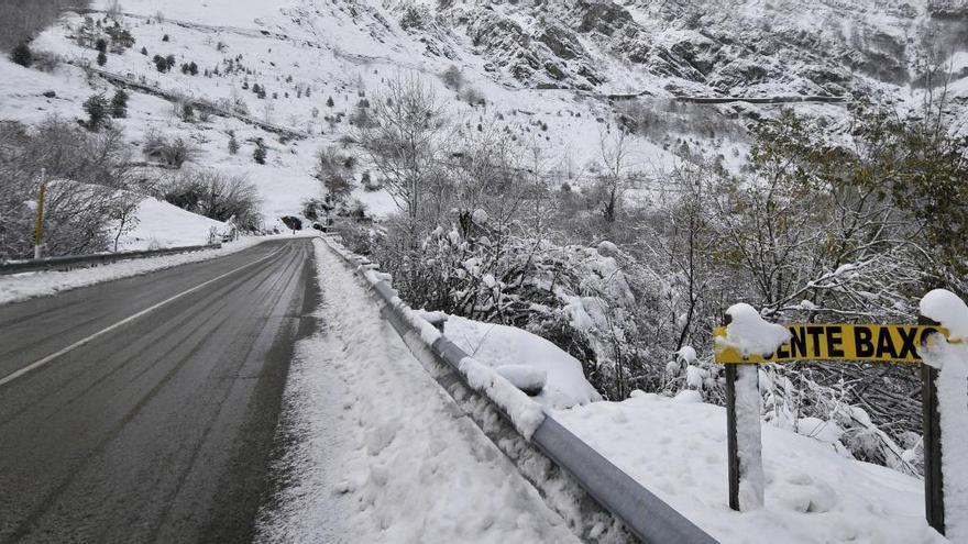 El temporal obliga a usar cadenas en el puerto de San Isidro