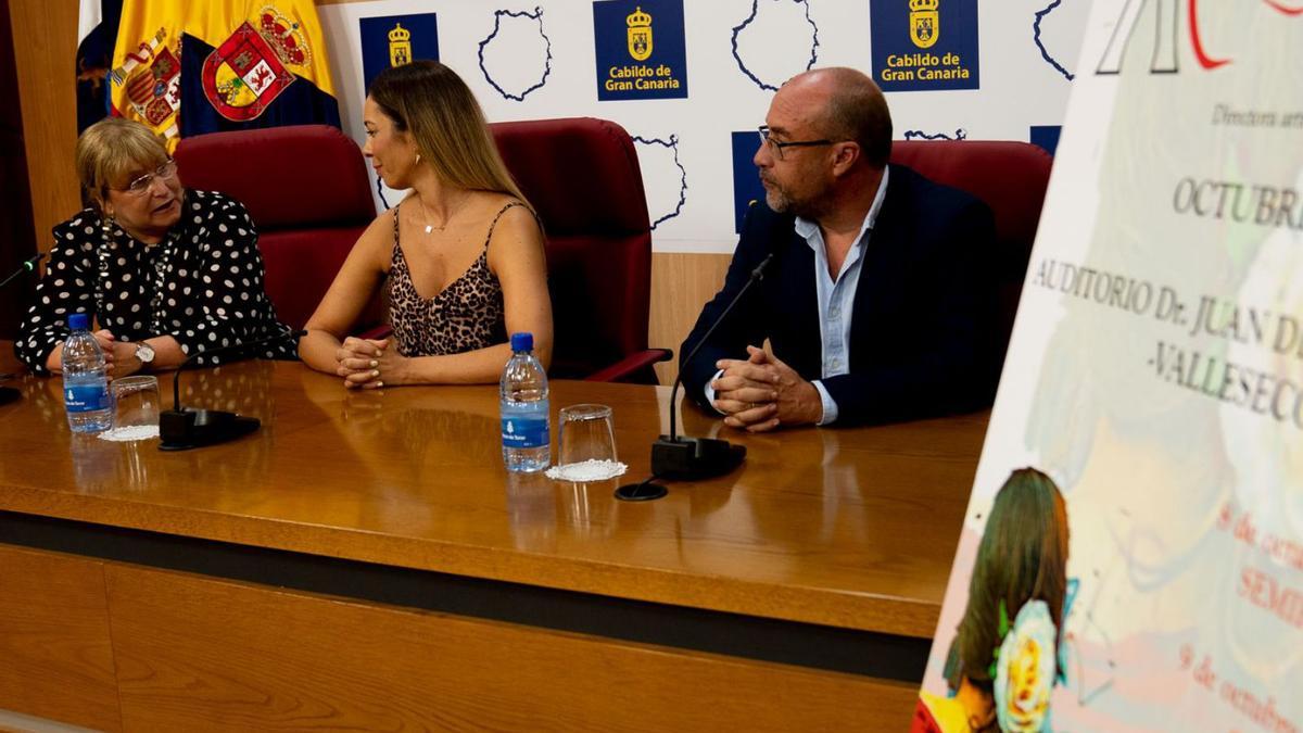 Isabel Costes (izquierda), Guacimara Medina y Dámaso Arencibia, ayer, en la presentación del Certamen de Zarzuela. | | LP/DLP