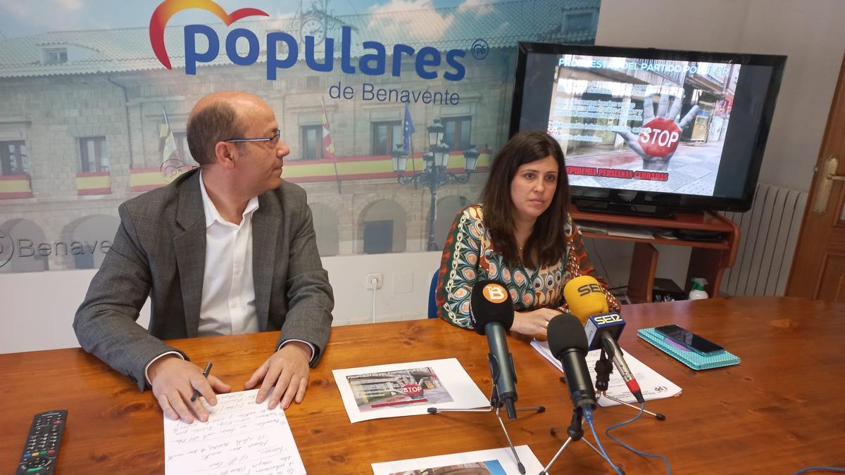 Los concejales del PP, José Manuel Salvador, y Beatriz Asensio, en su comparecencia.