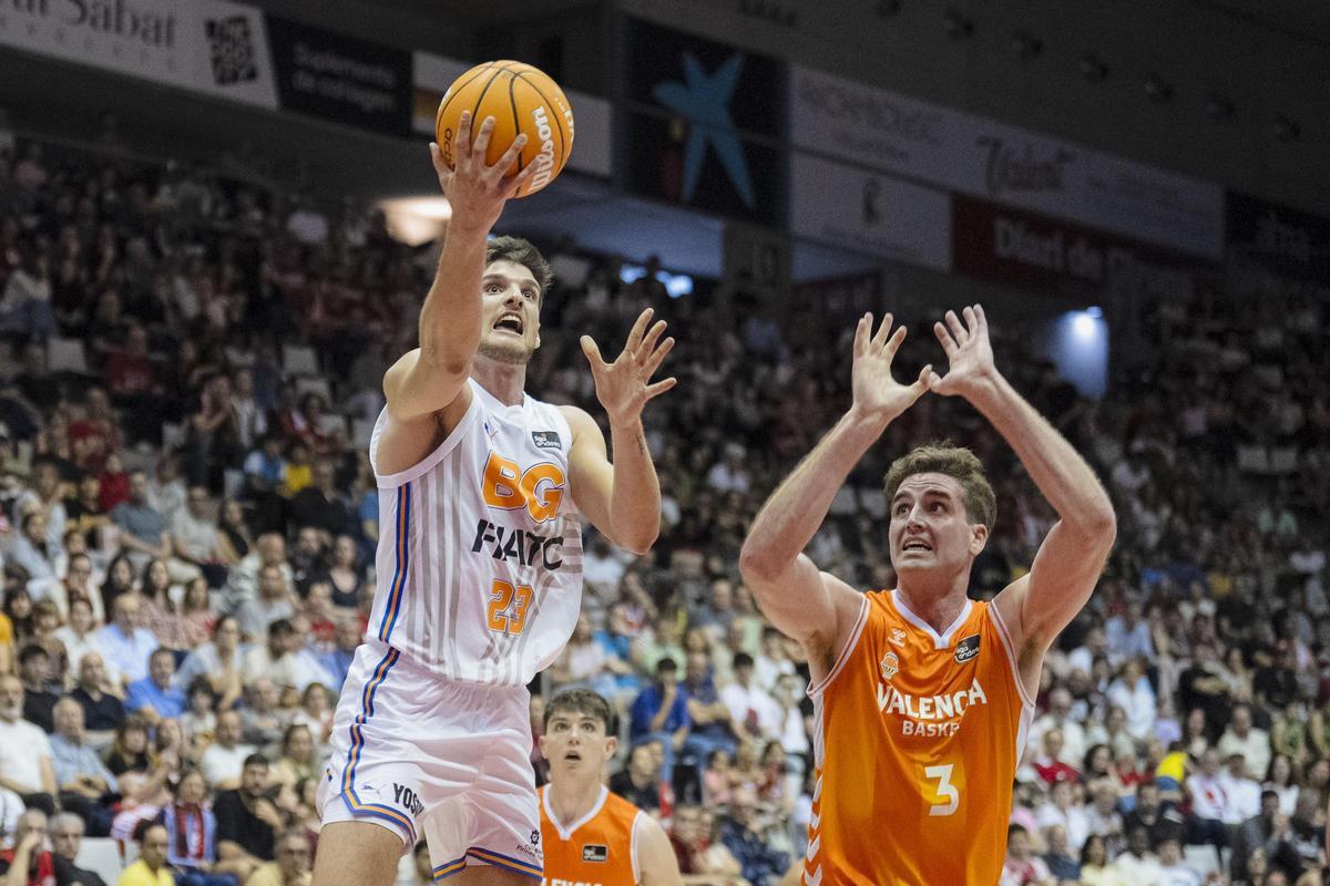 Sergi Martínez buscant la cistella rival durant el Girona-València a Fontajau