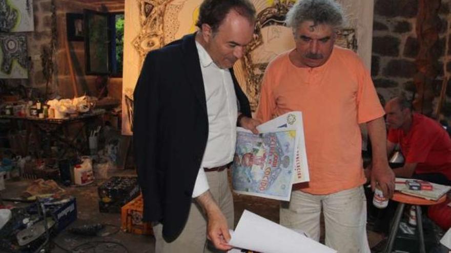 El alcalde y el reputado pintor ourensano Vidal Souto, cartelista de la Feira do Cocido del próximo año.