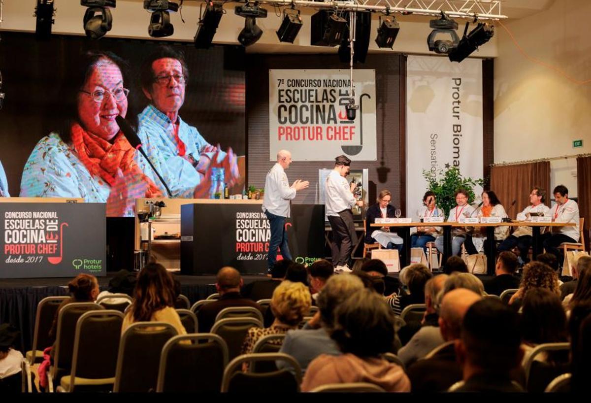 Die Jury von 2025 – hier mit MZ-Autorin Martina Zender und Meisterkoch Gerhard Schwaiger – bei der Bewertung der Gerichte der Kochschüler.
