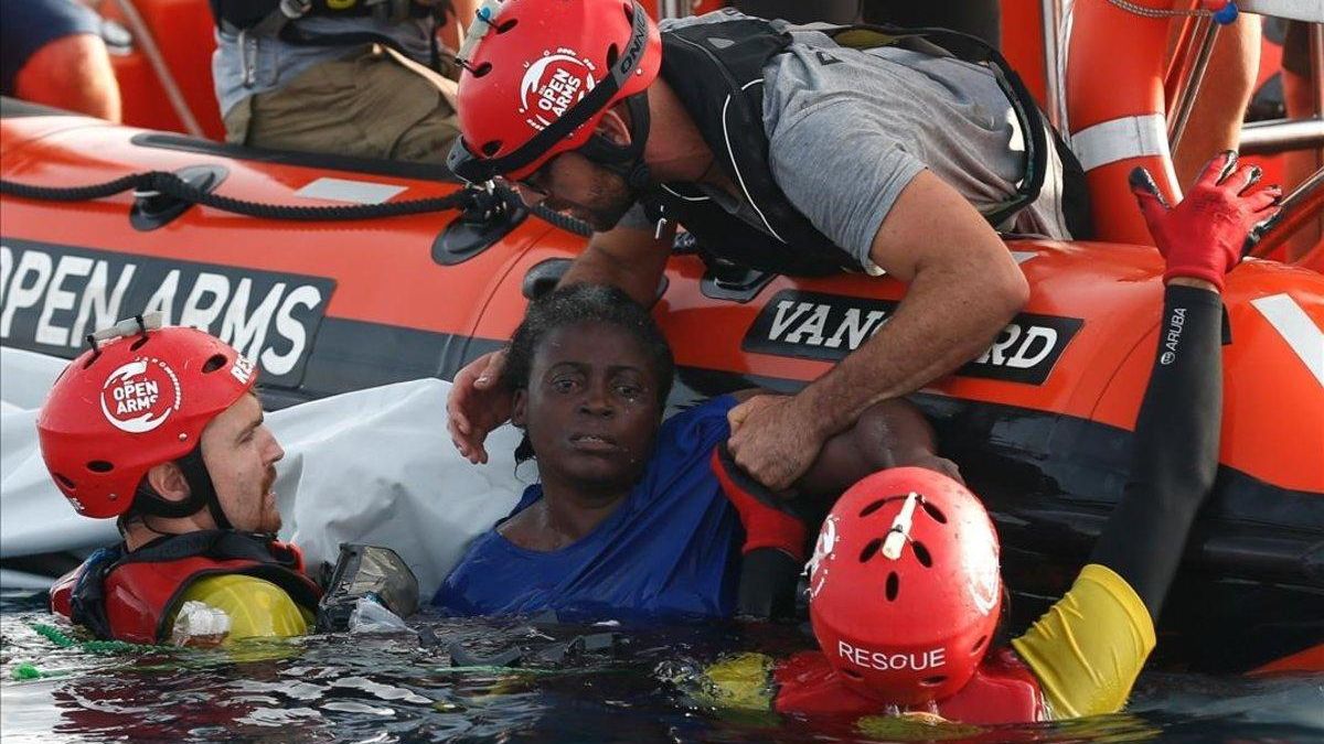 Miembros de Open Arms rescatan a una inmigrante camerunesa que trataba de sobrevivir en el Mediterráneo después de que su patera naufragara.