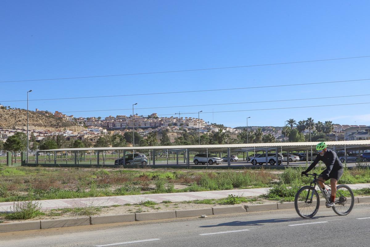 Aparcamiento sobre el suelo del antiguo hoyo 9 del campo de golf que el informe municipal indica que está amparado en la licencia como uso complementarios